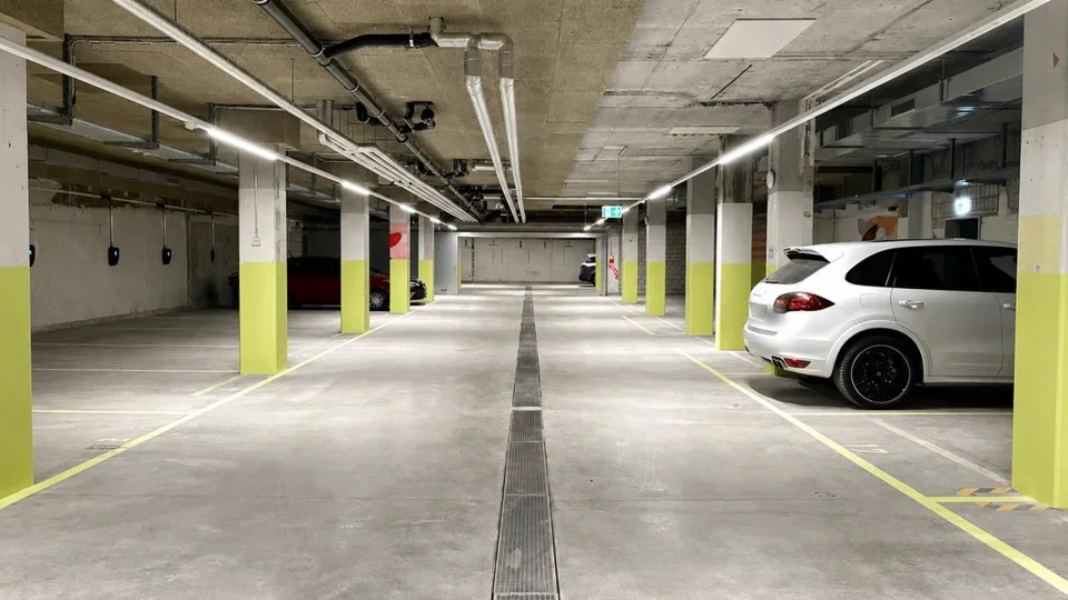 Einstellhallenplätze für Autos und Motorräder zu vermieten