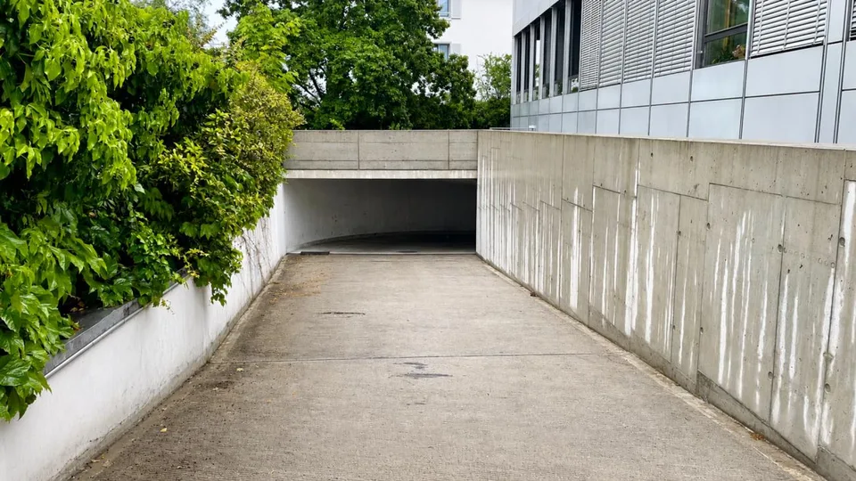 Einstellhallenplätze für Autos und Motorräder zu vermieten