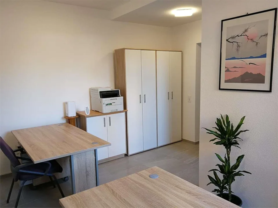UFFICIO MOLTO CONVENIENTE: Giubiasco in Piazza Grande, Arredato e Sile