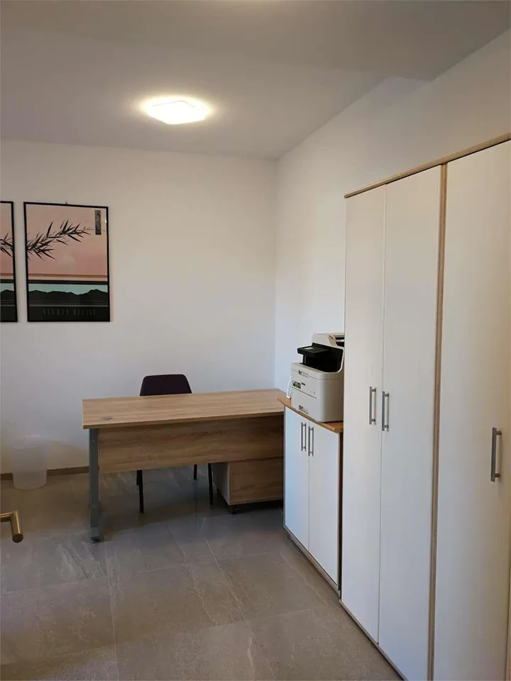 UFFICIO MOLTO CONVENIENTE: Giubiasco in Piazza Grande, Arredato e Sile