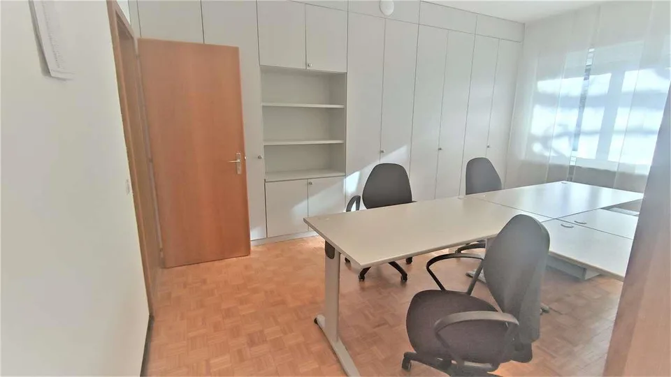 Massagno, SPLENDIDO UFFICIO 6,5 ANCHE ARREDATO – foto 9 di 11
