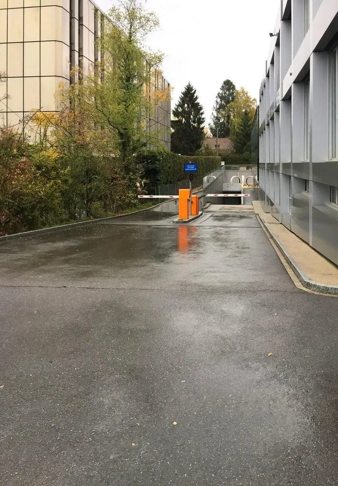 Place de parking sécurisée, idéalement situé à proximité de l'aéroport