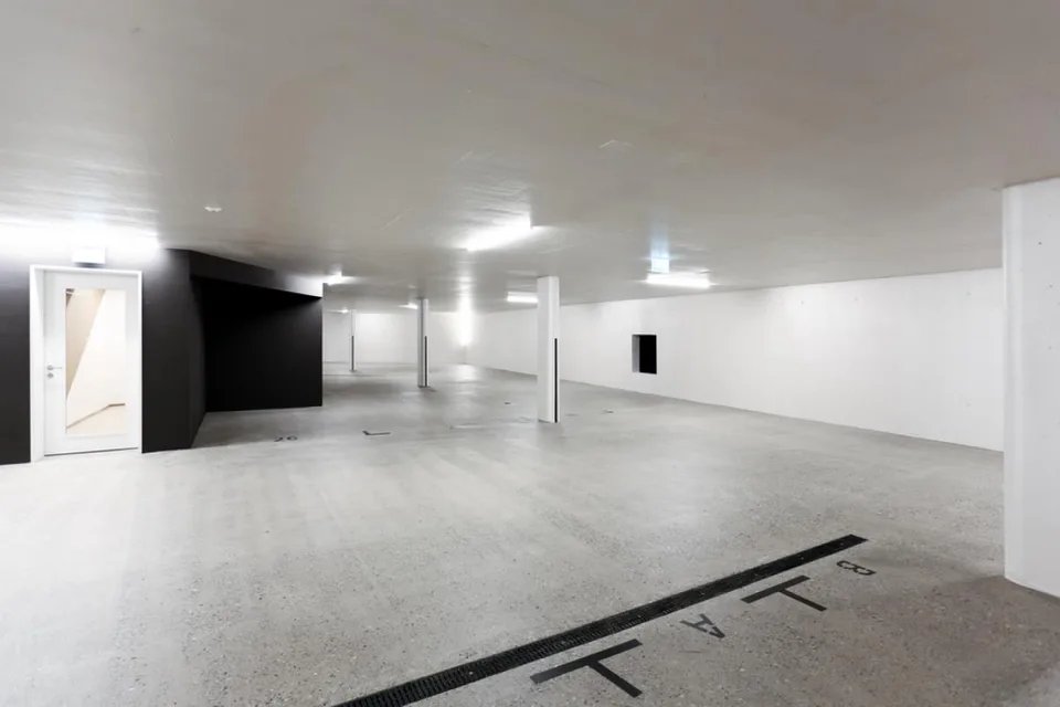 Kleinparkplatz in Einstellhalle an zentraler Lage zu vermieten