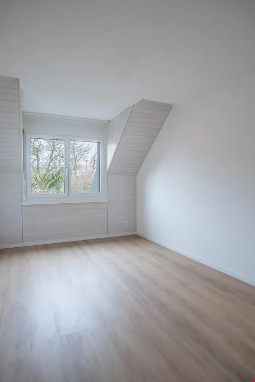 Sanierte schöne, helle Dachwohnung