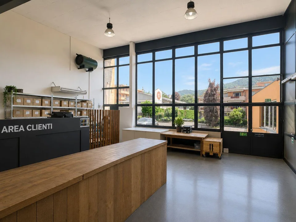 Ufficio su due livelli con open space e uffici privati