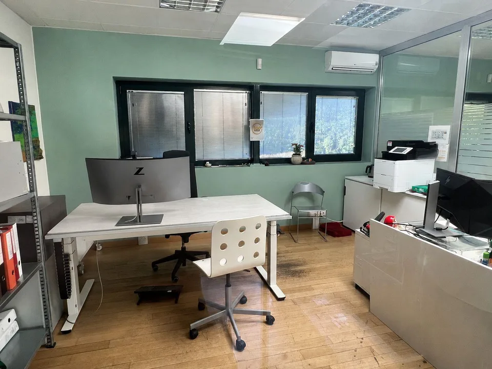 Ufficio su due livelli con open space e uffici privati