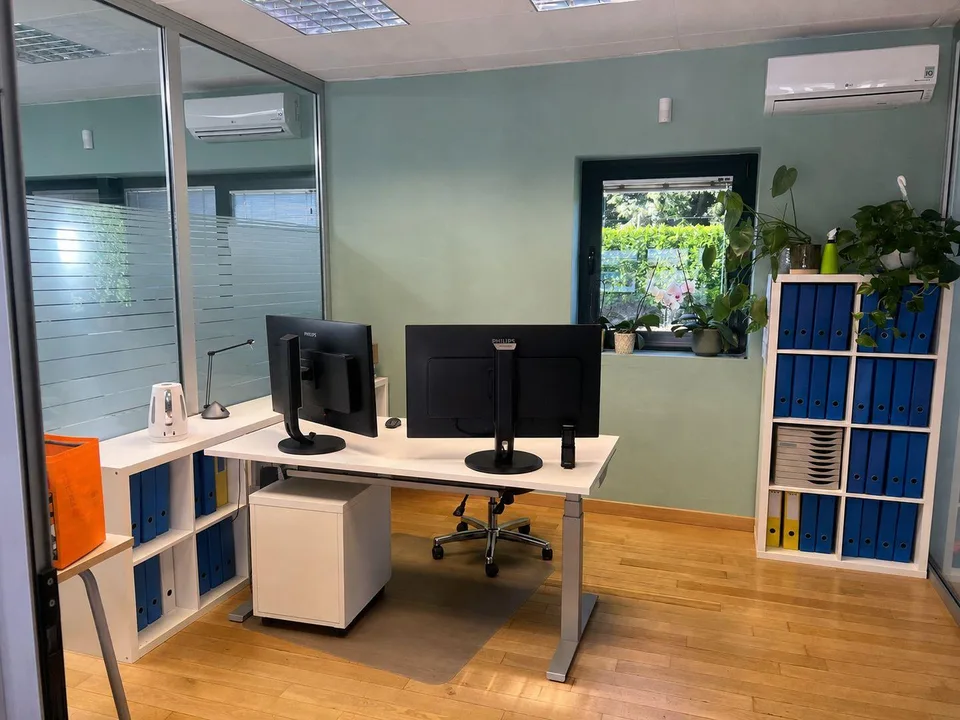 Ufficio su due livelli con open space e uffici privati