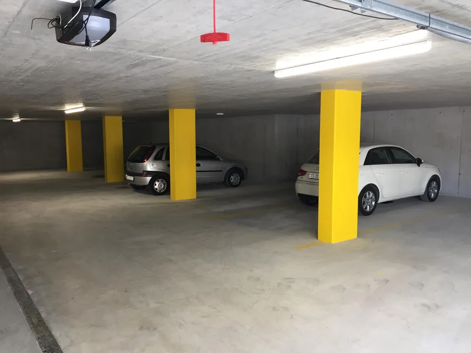 Grosszügiger Tiefgaragenplatz zu vermieten