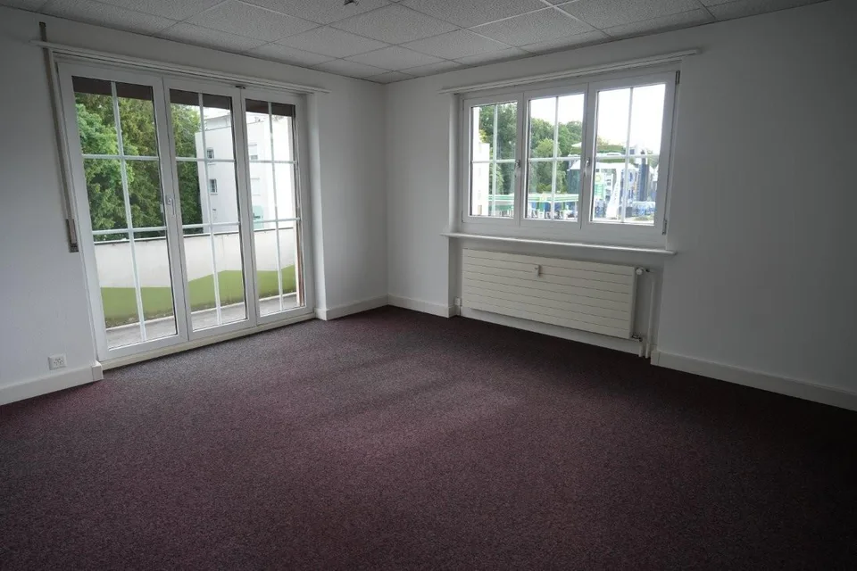 grosszügige 5½ Zimmer-Wohnung in Wohn-/Gewerbeliegenschaft...