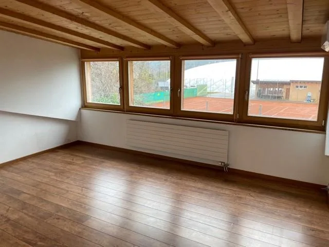 3.5-Zimmer-Dachwohnung mit Terrasse, Jacuzzi & Elektroladestation