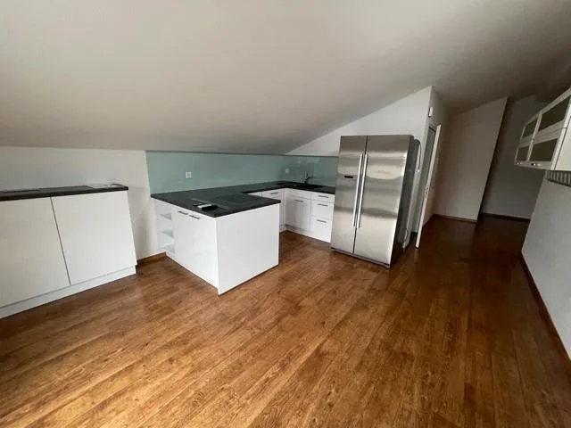 3.5-Zimmer-Dachwohnung mit Terrasse, Jacuzzi & Elektroladestation