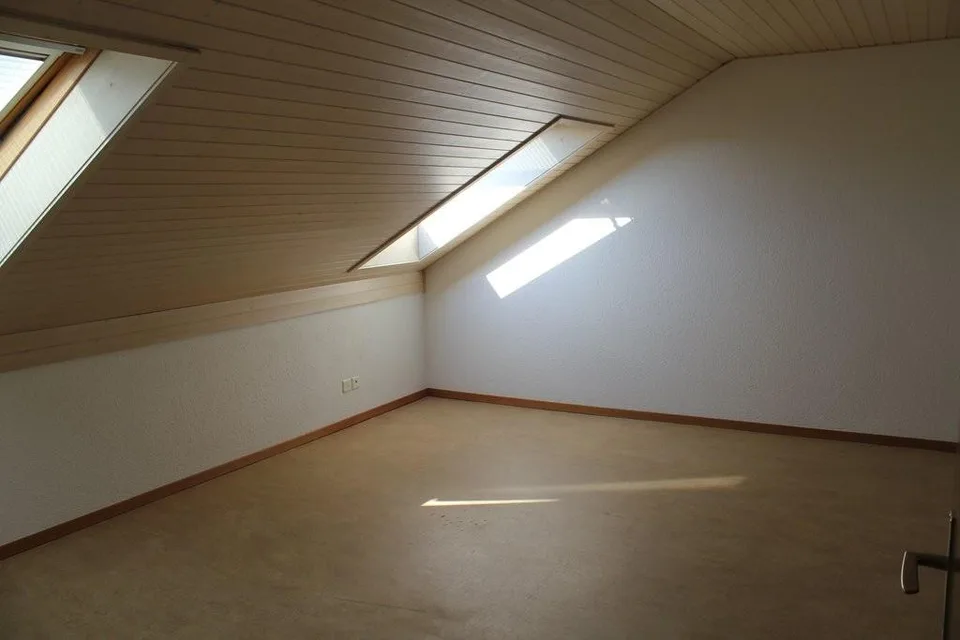 Originelle Dachwohnung wartet auf einen Nachfolger