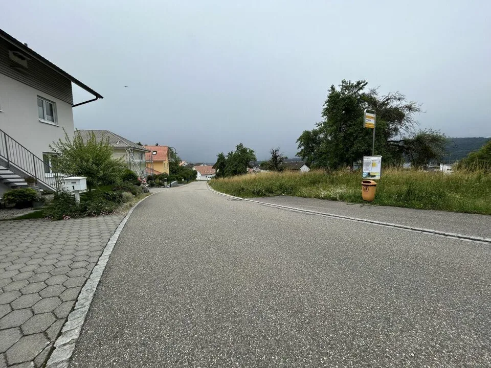 AUSSENPARKPLÄTZE ZU VERMIETEN