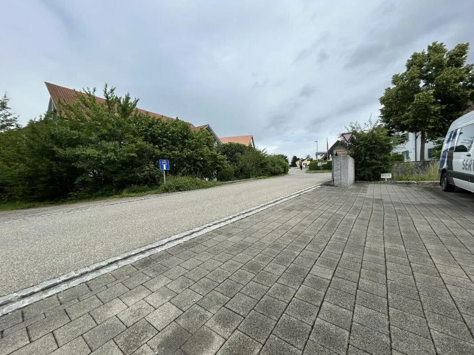 AUSSENPARKPLÄTZE ZU VERMIETEN