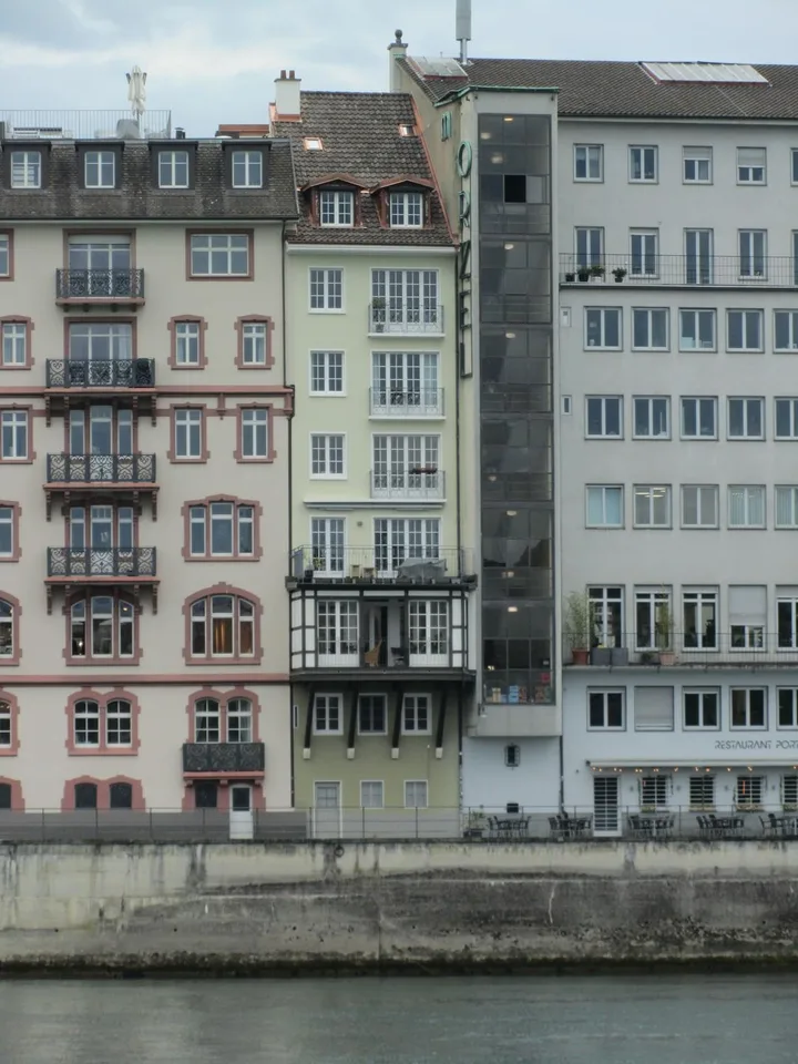 Sanierte Altbauwohnung direkt am Rhein