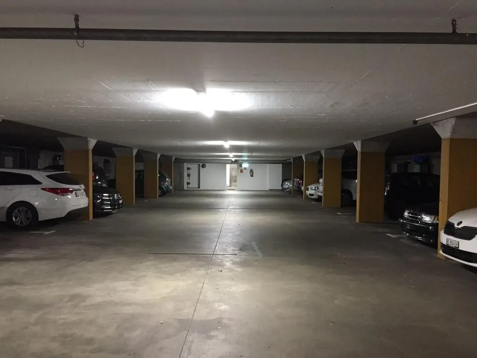 Einstellplatz für E-Autos und Verbrenner-Autos nahe Steinhölzli