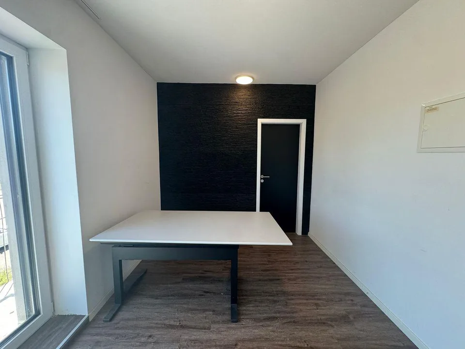 Heller Praxis-, Büro- oder Atelierraum an guter Lage in Dietikon