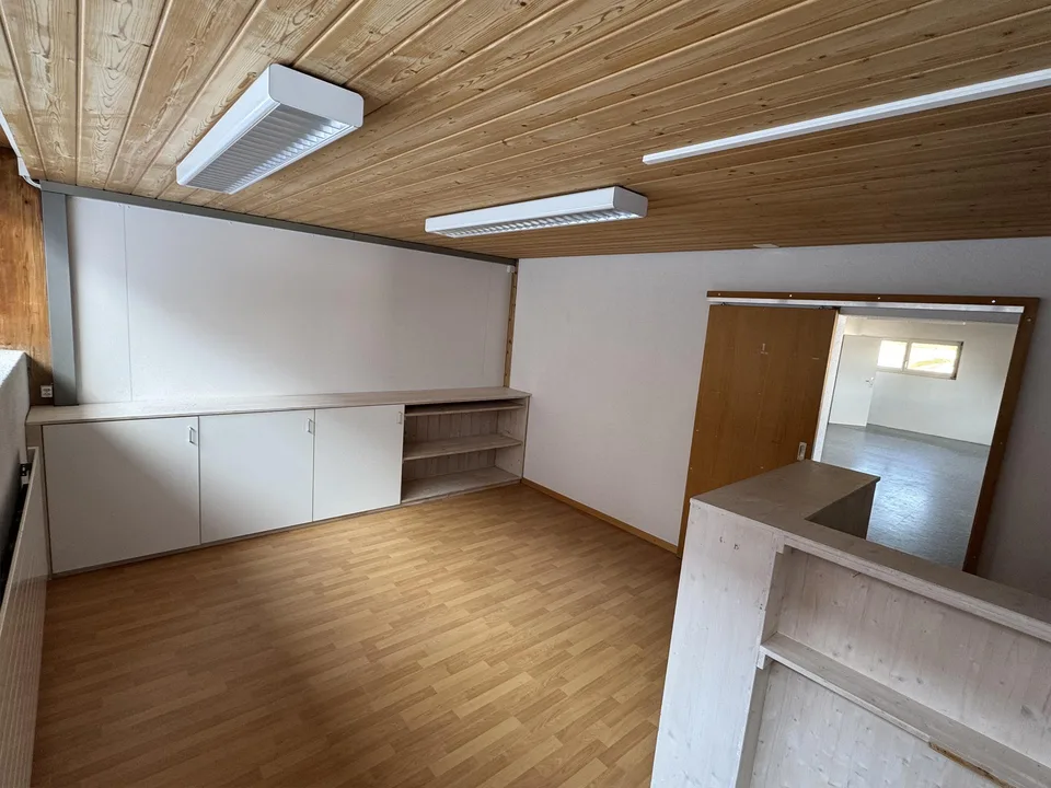 Gewerbe / Büro / Industriehalle