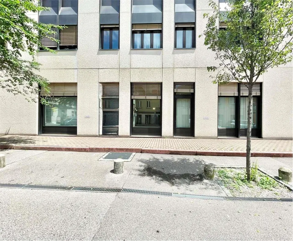 Uffici comunicanti all'interno di un Business Center a Lugano centro -