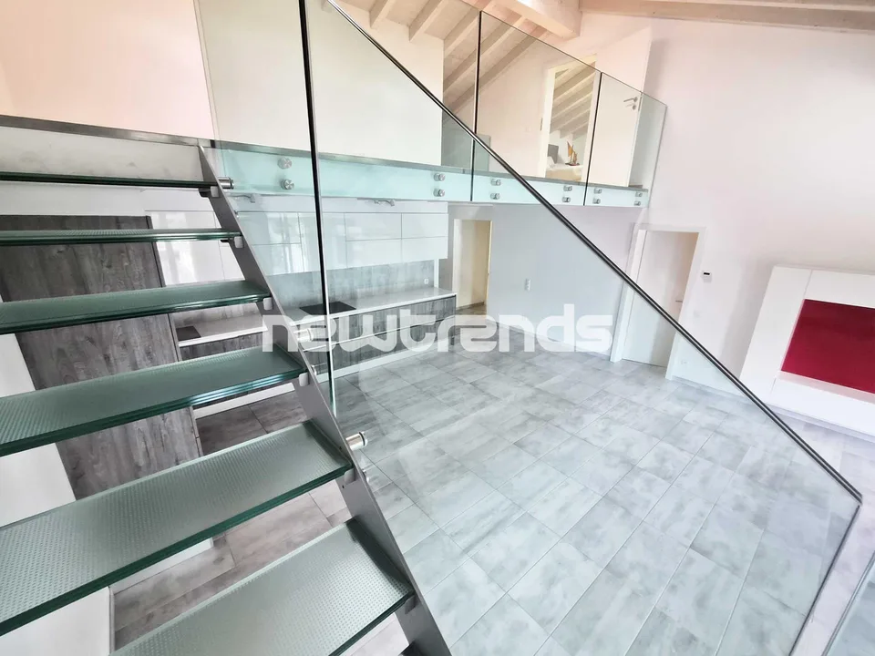 Grancia: Élégant attico de 4,5 pièces avec mezzanine à louer