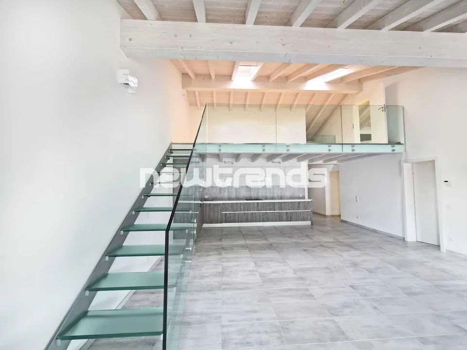 Grancia: Élégant attico de 4,5 pièces avec mezzanine à louer