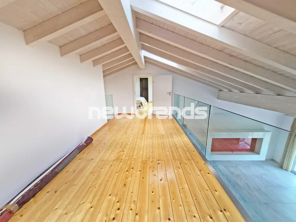 Grancia: élégant attico de 4,5 pièces avec mezzanine à louer