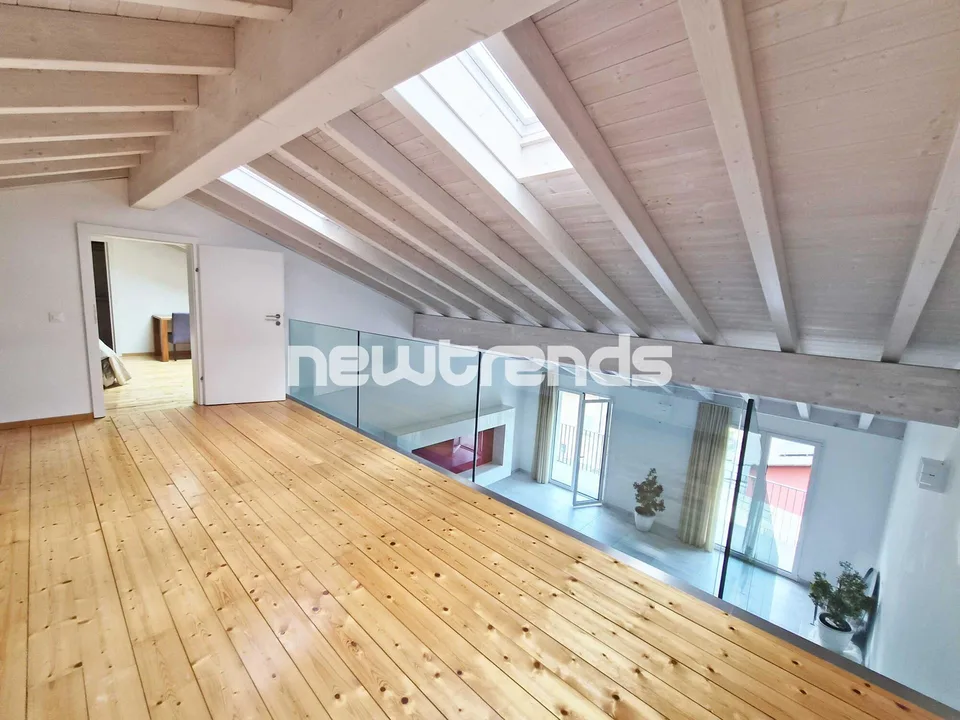 Grancia: Élégant attico de 4,5 pièces avec mezzanine à louer