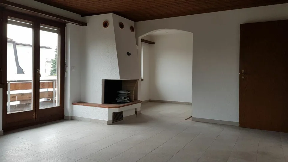 Renovierte Wohnung mit Cheminée und grossem Balkon