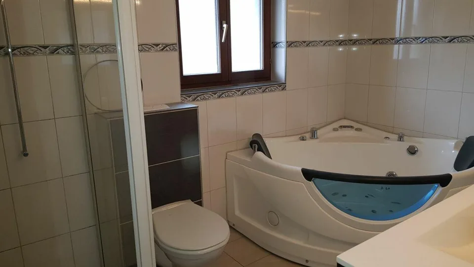 Appartement rénové avec cheminée et grand balcon