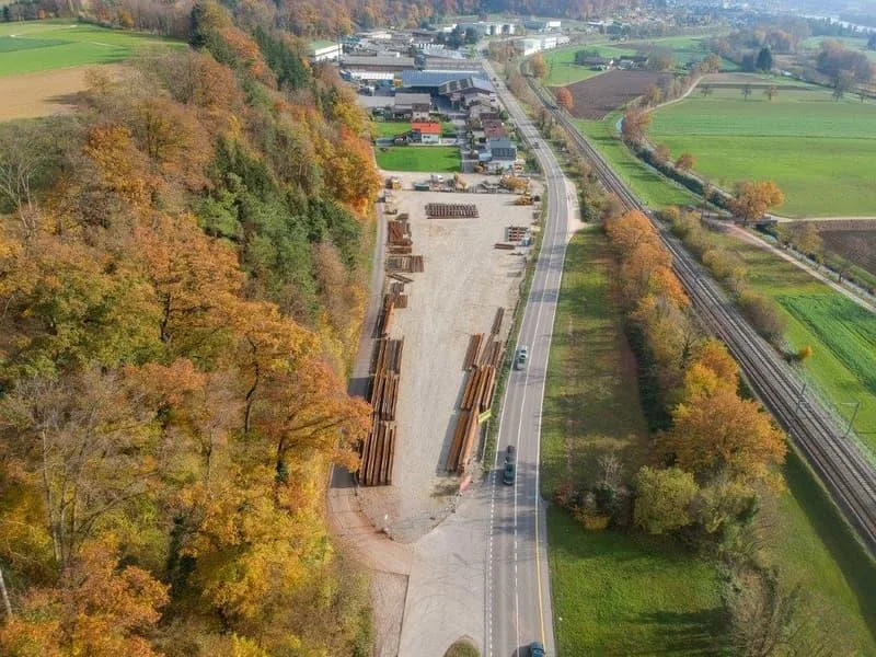 Aussen-Lagerflächen (ca. 1'400 m2) an verkehrsgünstiger Lage