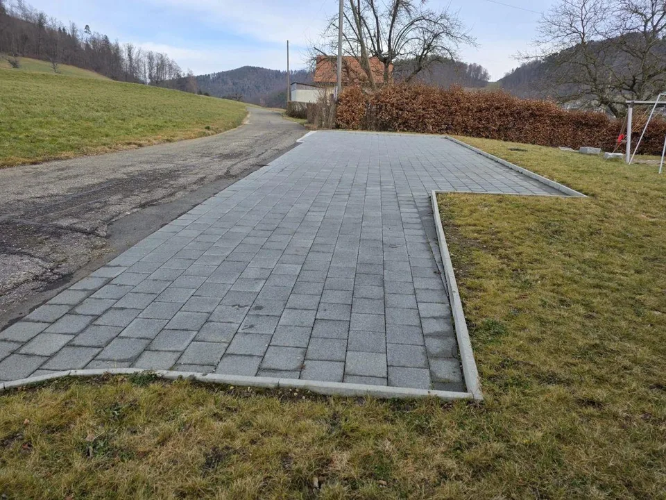 6 Aussenparkplätze, neu und eben