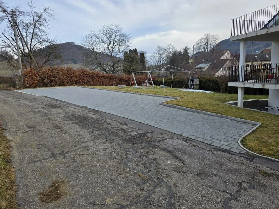 6 Aussenparkplätze, neu und eben