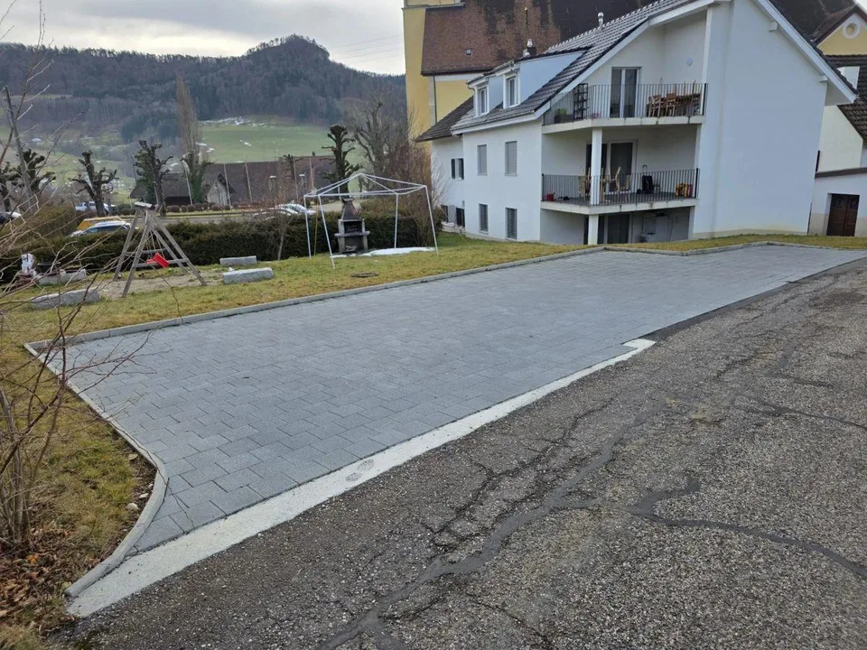 6 Aussenparkplätze, neu und eben