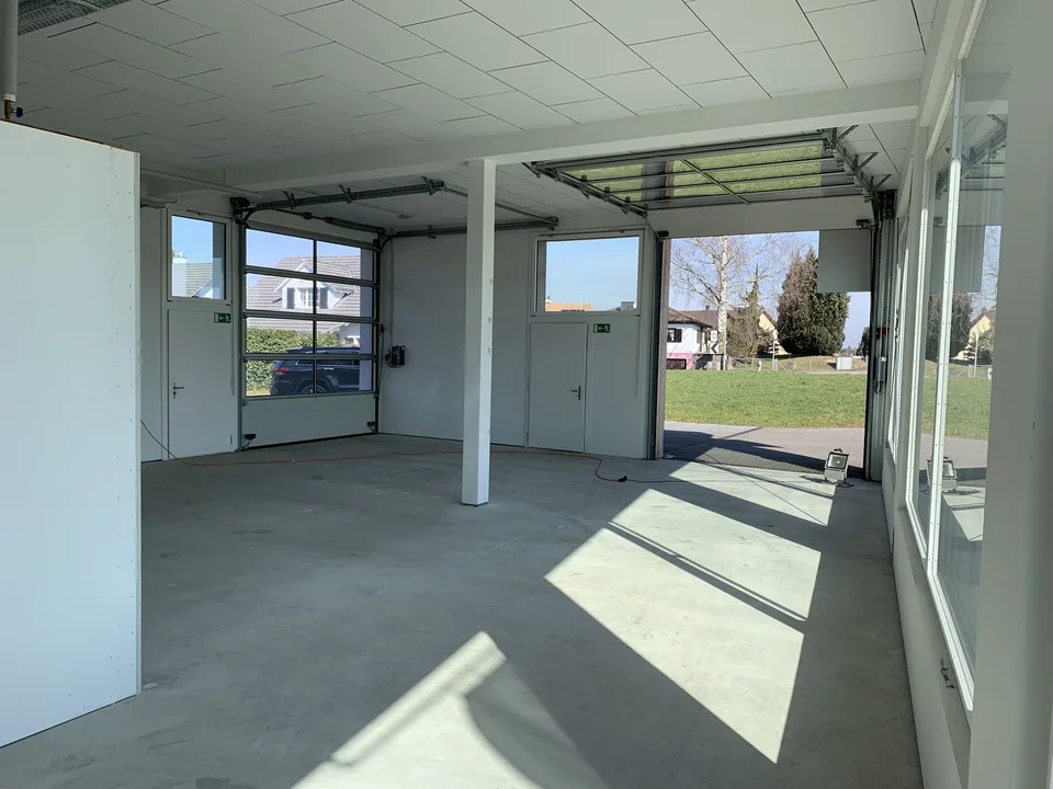 Moderne helle Gewerbefläche mit Schaufenster – photo 6 sur 16