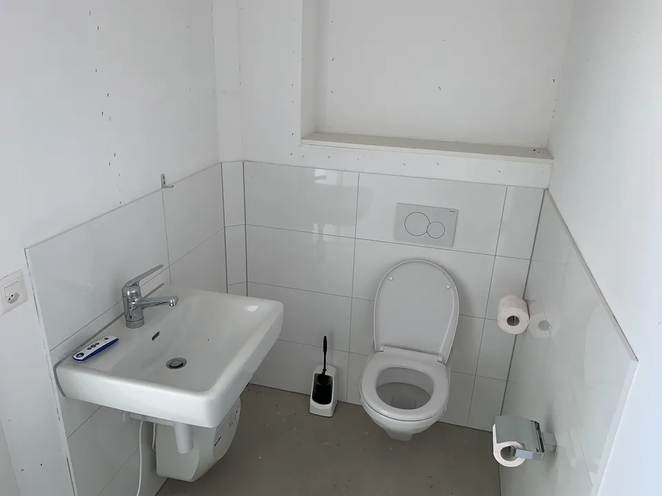 Moderne helle Gewerbefläche mit Schaufenster – photo 13 sur 16