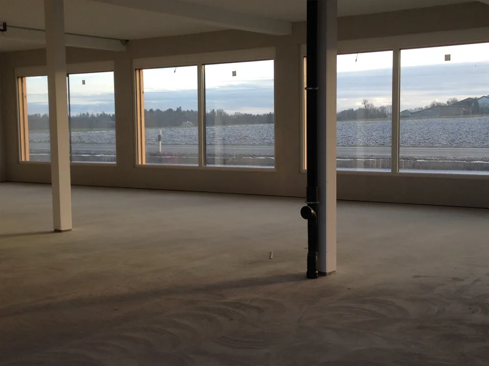 Moderne helle Gewerbefläche mit Schaufenster