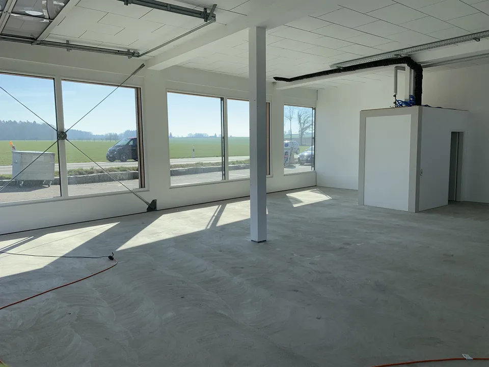 Moderne helle Gewerbefläche mit Schaufenster