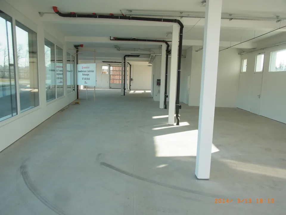 Moderne helle Gewerbefläche mit Schaufenster – photo 10 sur 16