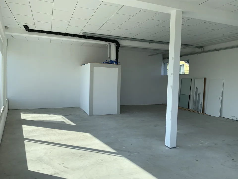 Moderne helle Gewerbefläche mit Schaufenster – photo 14 sur 16