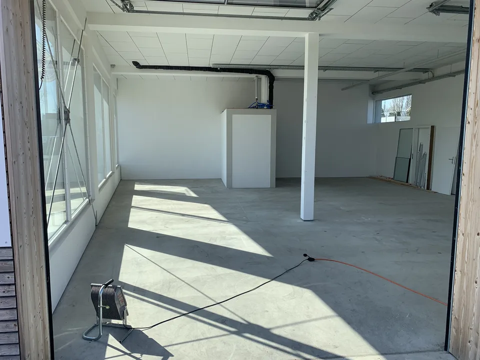Moderne helle Gewerbefläche mit Schaufenster – photo 15 sur 16