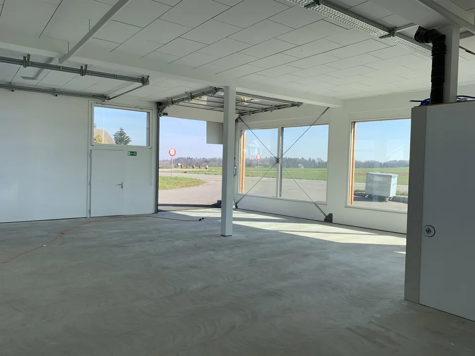 Moderne helle Gewerbefläche mit Schaufenster