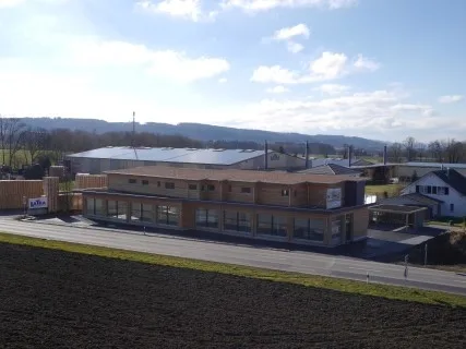 Moderne helle Gewerbefläche mit Schaufenster