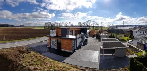 Moderne helle Gewerbefläche mit Schaufenster