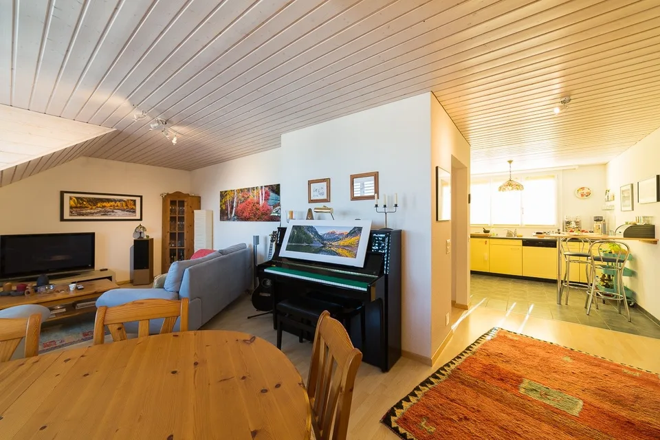 Freundliche, grosszügige 4.5-Zimmer Wohnung mit Balkon