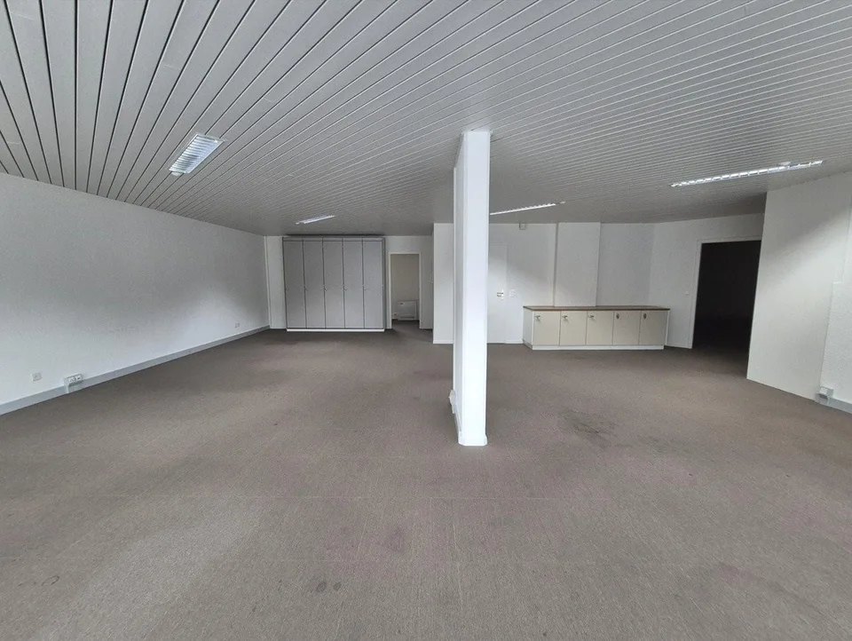 Attraktive Gewerbe-, Büro- oder Ladenfläche im Erdgeschoss (ca. 130m²)