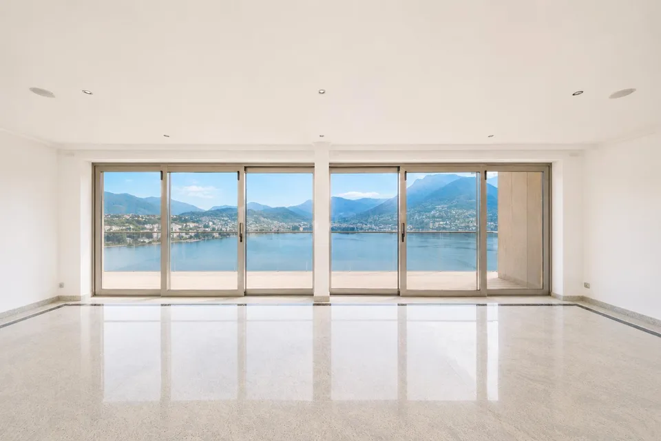 ATTICO DI 5.5 LOCALI CON MERAVIGLIOSA VISTA LAGO