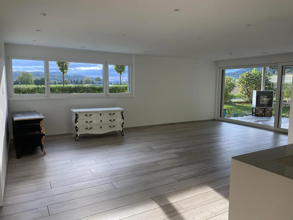schöne 3.5 Gartenwohnung mit gedecktem Sitzplatz und Disporaum