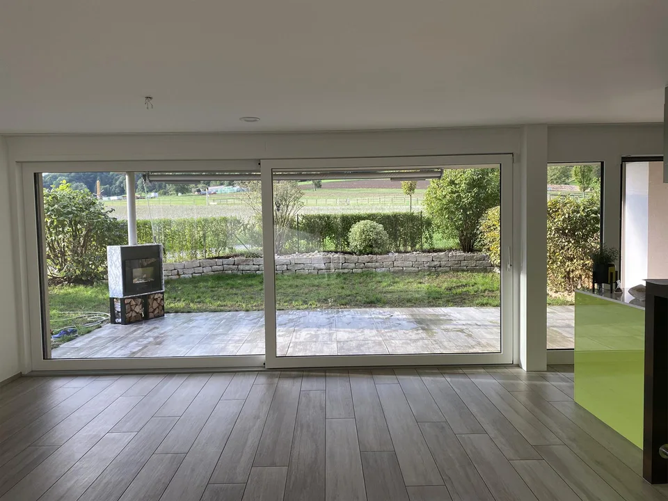 schöne 3.5 Gartenwohnung mit gedecktem Sitzplatz und Disporaum