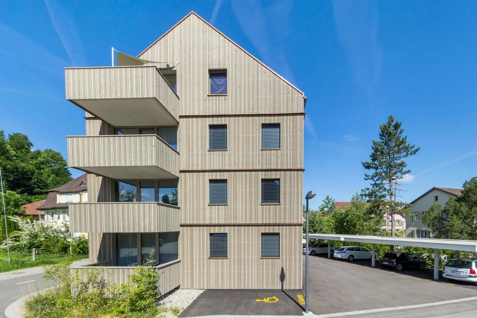 Gedeckter Parkplatz an zentraler Lage zu vermieten