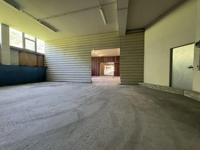 Local commercial de 385m2, zone industrielle